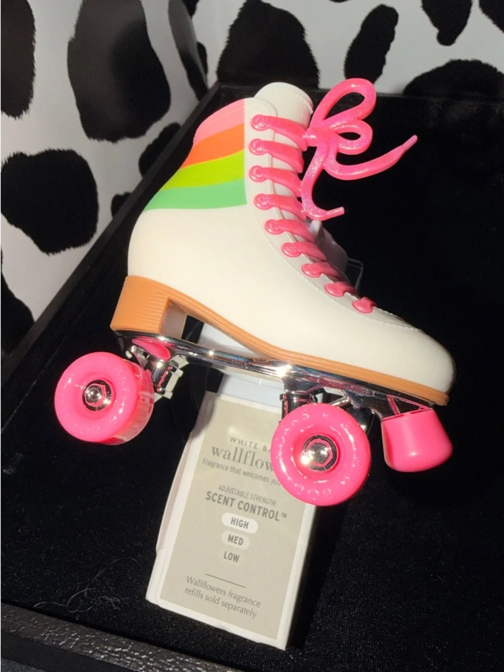 White Barn White Roller Skate Wallflower Holder - Picture 1 of 2